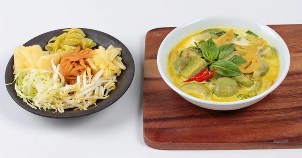 Curry de harina fermentada verde con hierbas mixtas, curry de harina fermentada verde con disco lateral de verduras mixtas . — Foto de Stock
