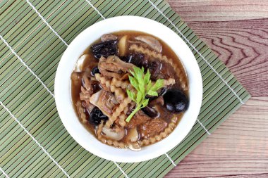 Karışık sebze ve tofu kahverengi çorba çağrısında 