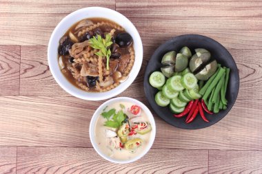 Fermente soya fasulye soslu karışık sebze ve kahverengi çorba olarak organik Tay tarifi.