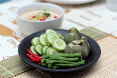 Sebze karışık garnitür organik Asya mutfağının baharatlı sos patlıcan, dilimlenmiş salatalık, mercimek ve kırmızı biber akışla gönderilir. Seçici odak.