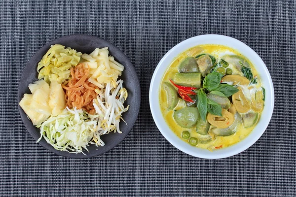 Curry de harina fermentada verde con hierbas mixtas, curry de harina fermentada verde con disco lateral de verduras mixtas . — Foto de Stock