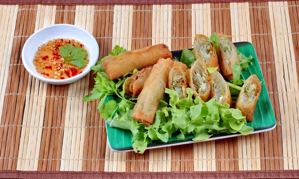 Deep fried spring roll  as four sheet wrap  fried vermicelli and sliced cabbage in roll bar to deep fried call "Por Peai J and sour sweet sauce. — Stock Photo, Image