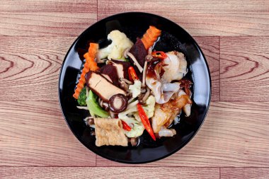 Karışık sebze ve garnitür organik gıda için büyük kızarmış şehriye tepesinde.