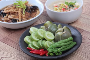 Sebze karışık garnitür organik Asya mutfağının baharatlı sos patlıcan, dilimlenmiş salatalık, mercimek ve kırmızı biber akışla gönderilir. Seçici odak.