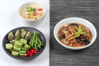 Fermente soya fasulye soslu karışık sebze ve kahverengi çorba olarak organik Tay tarifi.