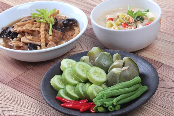 Sebze karışık garnitür organik Asya mutfağının baharatlı sos patlıcan, dilimlenmiş salatalık, mercimek ve kırmızı biber akışla gönderilir. Seçici odak.