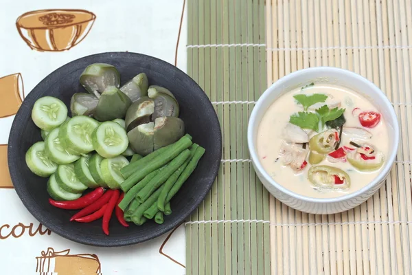 La leche de coco y la salsa de soja fermentada llamada "Toa Jiaw Loan J" con verduras mixtas son alimentos orgánicos servidos — Foto de Stock