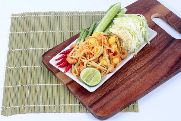 Salada de mamão picante com chamada vegetal mista "Som Tum J" é comida orgânica servida . — Fotografia de Stock