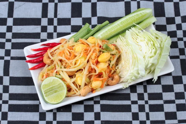 Salade de papaye épicée avec appel de légumes mélangés "Som Tum J" est un aliment biologique servi . — Photo