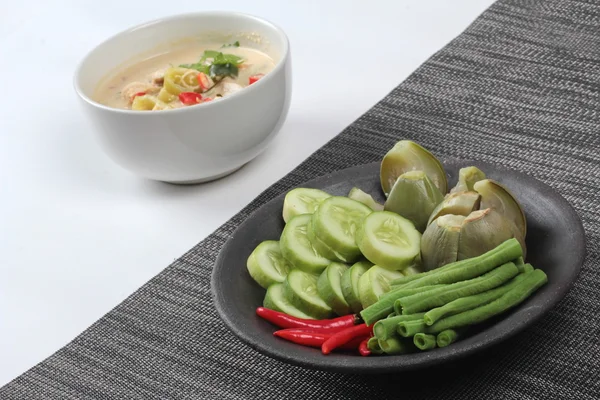 La verdura mixta es un acompañamiento de salsa picante en la cocina orgánica asiática como berenjena serrada, pepino en rodajas, lentejas y chile rojo. Enfoque selectivo . — Foto de Stock