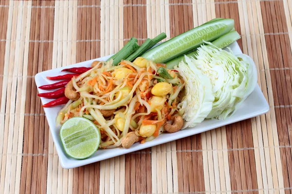 Kořeněný papájový salát s smíšené zeleniny voláním "Som Tum J" je organické jídlo servírované. — Stock fotografie