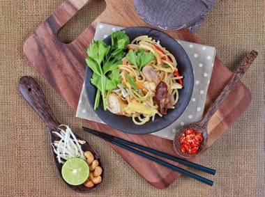 Fried ekşi tatlı Çin noodle ile garnitür ile tofu Tay organik gıda vardır.