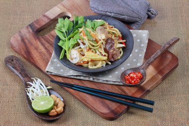 Fried ekşi tatlı Çin noodle ile garnitür ile tofu Tay organik gıda vardır.