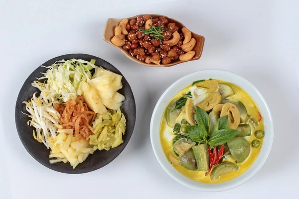 Curry de hierbas en la taza de hoja de plátano es picante comida orgánica tailandesa . — Foto de Stock
