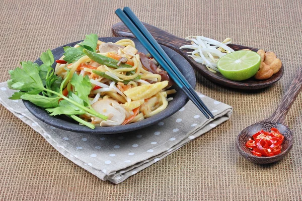 Gebakken zure zoete Chinese noedels met tofu met bijgerecht zijn Thaise biologisch voedsel. Selectieve aandacht. — Stockfoto