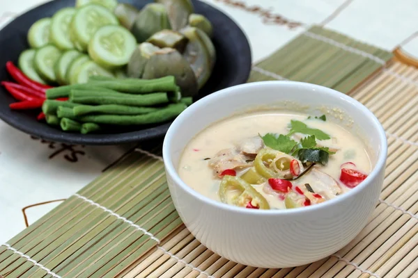 Кокосове молоко та ферментований соєвий бобовий соус називають "Toa Jiaw Loit J" зі змішаними овочами це органічна їжа, яку подають — стокове фото