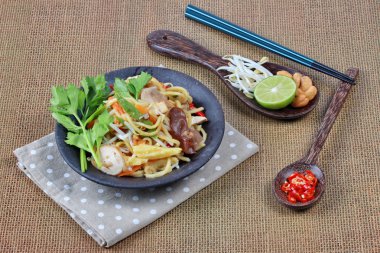 Fried ekşi tatlı Çin noodle ile garnitür ile tofu Tay organik gıda vardır.