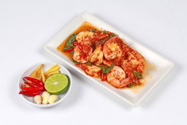 Kızarmış baharatlı fesleğen ile karides garnitür ile