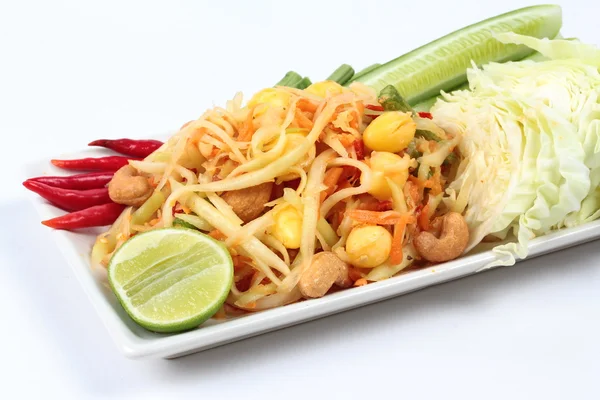 Salada de mamão picante com chamada vegetal mista "Som Tum J" é comida orgânica servida. Foco seletivo . — Fotografia de Stock