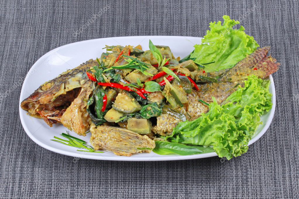 tilapia verde de pescado al curry en leche de coco. 2023