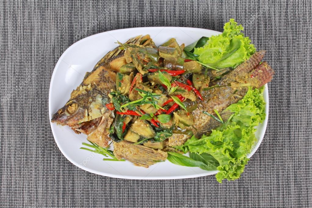 tilapia verde de pescado al curry en leche de coco. 2024