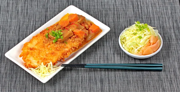 Pescado de dolly frito en estilo japonés cubierto de curry amarillo con repollo en rodajas y jengibre en escabeche . — Foto de Stock