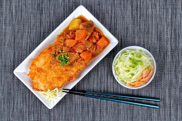 Pescado de dolly frito en estilo japonés cubierto de curry amarillo con repollo en rodajas y jengibre en escabeche . — Foto de Stock