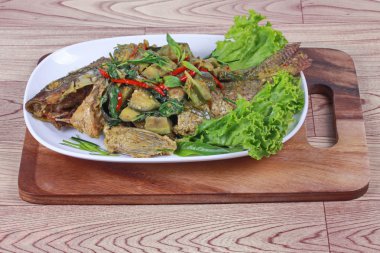 Yeşil tilapia balık köri içinde Hindistan cevizi sütü 