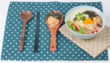 Yasemin pirinç tepesinde yumuşak kaynatın yumurta ve kızarmış domuz eti Japon tarzı 