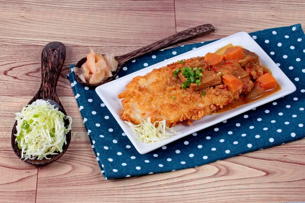 Pescado de dolly frito en estilo japonés cubierto de curry amarillo con repollo en rodajas y jengibre en escabeche . — Foto de Stock