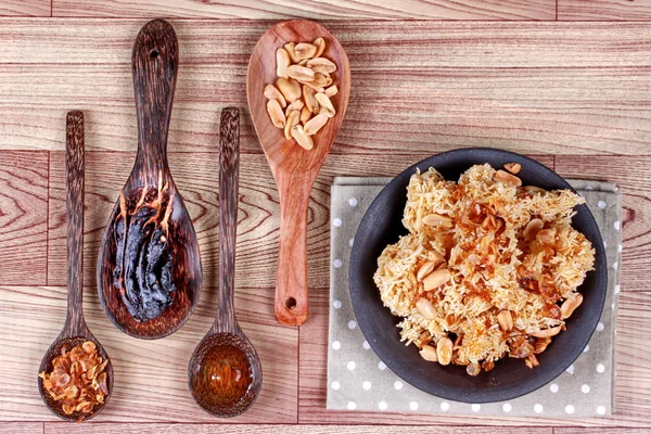 Fideos y miel de arroz crujientes mezclados, nuez de oro, tamarindo agrio y chalota frita . — Foto de Stock