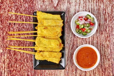 Kömür haşlanmış domuz eti satay, ev 