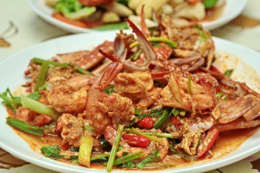 Kadar yakın tavada kızartılmış yengeç ve karides curry iktidarda ilk on popüler Tayland gıda kızarmış için taze süt ile deniz ürünleri, köri, yumurta, istiridye petrol ve sarı köri güç ızgara. Seçici odak.