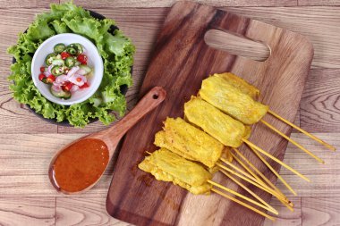 Domuz eti satay Tay salatalık biber sosu ve siyah - gri masa örtüsü somun sos ile servis.