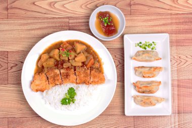 Yasemin pirinç tepesinde yumuşak kaynatın yumurta ve kızarmış domuz eti Japon tarzı 