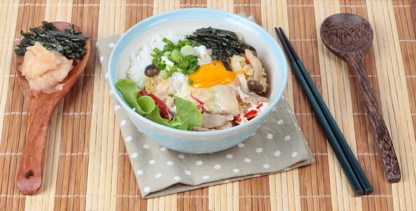 Le riz jasmin est surmonté d'œufs à ébullition molle et de porc frit à la japonaise comme "Oyakodon" avec un plat d'accompagnement comme feuille d'algue séchée tranchée et gingembre mariné — Photo