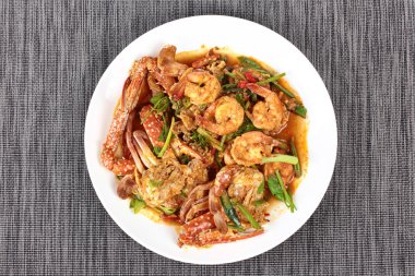 Tavada kızartılmış yengeç ve karides curry iktidarda ilk on ızgara popüler Tayland gıda kızarmış için taze süt ile deniz ürünleri, köri, yumurta, istiridye petrol ve sarı köri tozu. 