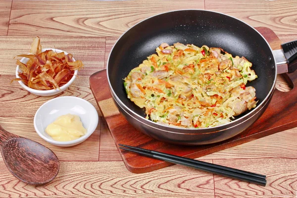 Hecho en casa, Cocinar pizza de Japón como "Okonomiyaki" se fríe harina vegetal mixta con salsa dulce cubierta de carne, mayonesa o crema de ensalada y atún amarillo seco en rodajas servido con guarnición . — Foto de Stock