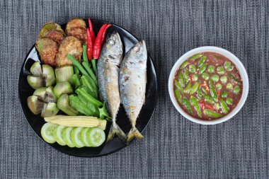 Baharatlı karides ezmesi daldırma olarak 