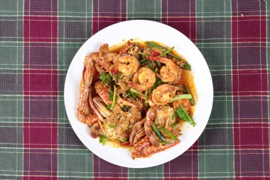 Tavada kızartılmış yengeç ve karides curry iktidarda ilk on ızgara popüler Tayland gıda kızarmış için taze süt ile deniz ürünleri, köri, yumurta, istiridye petrol ve sarı köri tozu. 