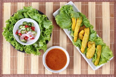 Domuz eti satay Tay salatalık biber sosu ve somun sos ile servis.