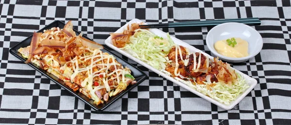Pizza de Japón, "Okonomiyaki", harina vegetal mixta frita con calamar de envoltura de harina de carne y parrilla como "Takoyaki", salsa dulce rematada, mayonesa y atún amarillo seco en rodajas servido con guarnición . — Foto de Stock