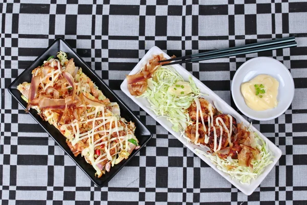 Pizza de Japón, "Okonomiyaki", harina vegetal mixta frita con calamar de envoltura de harina de carne y parrilla como "Takoyaki", salsa dulce rematada, mayonesa y atún amarillo seco en rodajas servido con guarnición . — Foto de Stock