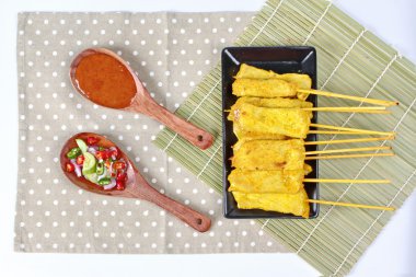 Domuz eti satay Tay salatalık biber sosu ve somun sos ile servis 