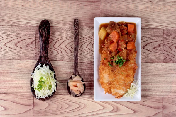 Pescado de dolly frito cubierto de curry amarillo en estilo japonés con repollo en rodajas y jengibre en escabeche  . — Foto de Stock