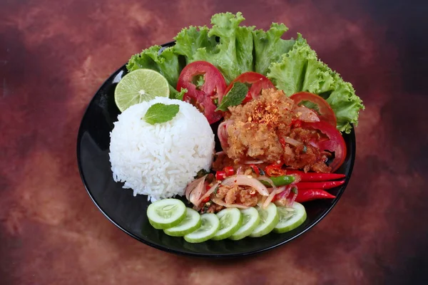 Nasi melati dengan salad ayam goreng pedas (Khao Yum Kai Zap dalam bahasa Thai ) — Stok Foto