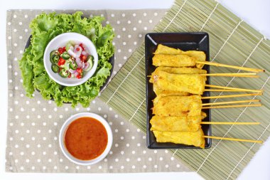 Kömür haşlanmış domuz eti satay kasap olarak görev yaptı, büyük boy, Tay salatalık biber sosu (Tay Ar Jad) ile servis içinde ev yapımı ve ceviz sosu vardır popüler Asya Mutfağı.