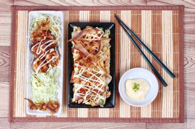 Izgara un şal kalamar (kan) olarak Japonya pizza (olarak Okonomiyaki) ve garnitür ile servis.