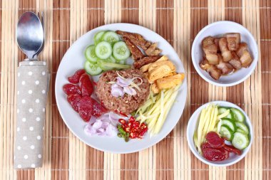 Tay gıda, Yasemin Fried rice ile yeşil mango rulo, Çin sosis, çıtır kurutulmuş balık, karides, biber, soğan, karides hamur (Kao Klok Kapi) ile tatlı domuz eti, salatalık ve çırpılmış yumurta ilave edin .