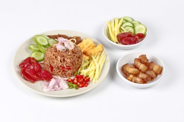Tay gıda, Yasemin Fried rice ile yeşil mango rulo, Çin sosis, çıtır kurutulmuş balık, karides, biber, soğan, karides hamur (Kao Klok Kapi) ile tatlı domuz eti, salatalık ve çırpılmış yumurta ilave edin .